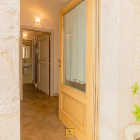 Petralu By La Puglia In Un Trullo